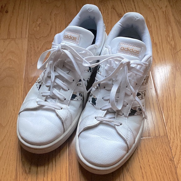 Woman’s Adidas Size 9 - Picture 1 of 5